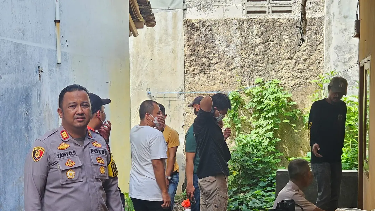 Tim Inafis dan Polsek Cisaat Polres Sukabumi Kota saat melakukan olah TKP penemuan mayat membusuk dalam kontrakan di Kecamatan Cisaat Kabupaten Sukabumi. (Liputan6.com/Istimewa).