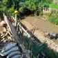 Mobil pikap terjun ke sungai dari ketinggian 20 meter di Kelurahan Sukaresmi, Kecamatan Tanahsareal, Kota Bogor, Selasa pagi (24/5/2022). Tak ada korban jiwa dalam insiden ini. (Liputan6.com/Achmad Sudarno)