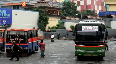  Organisasi Angkutan Darat (Organda) secara resmi menurunkan tarif sejumlah moda angkutan umum yang beroperasi di DKI Jakarta.  Hal ini sebagai respons dari penurunan harga bahan bakar minyak (BBM) jenis Premium dan Solar yang mulai diterapkan di awa...