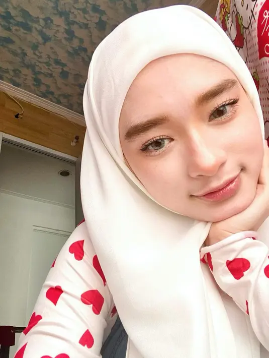 Nama Inara Rusli sempat menghebohkan netizen. Setelah kasus rumah tangganya dibicarakan banyak orang, Inara Rusli memutuskan untuk melepas cadarnya. Salah satu potret terbaru Inara Rusli setelah melepas cadar, pancarkan kecantikan dan mendapatkan banyak dukungan netizen. Foto: Instagram.