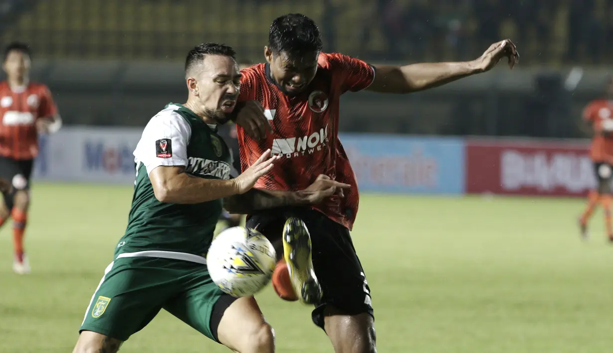 Gelandang Persebaya Surabaya, Damian Lizio, berusaha merebut bola saat melawan Perseru Serui pada laga Piala Presiden 2019 di Stadion Si Jalak Harupat, Bandung, Sabtu (2/3). Persebaya menang 3-2 atas Perseru. (Bola.com/Yoppy Renato)
