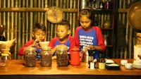 Ada yang menarik saat Festival Kopi Sepuluh Ewu digelar, yaitu hadirnya barista cilik. Foto: Dian Kurniawan/ Liputan6.com.