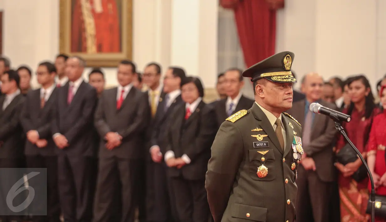 Jenderal TNI Gatot Nurmantyo resmi dilantik Presiden Jokowi sebagai Panglima TNI di Istana Negara, Jakarta. Rabu (8/7/2015). Jenderal TNI Gatot Nurmantyo menggantikan Jenderal TNI Moeldoko yang telah memasuki masa pensiun (Liputan6.com/Faizal Fanani)