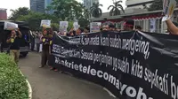 Puluhan eks karyawan PT Bakrie Telecom Tbk (Esia) berkumpul di depan gedung Wisma Bakrie di Kuningan, Jakarta Selatan,