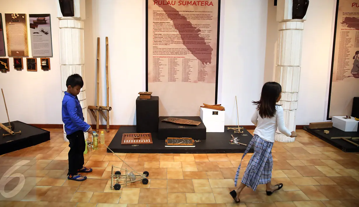 Seorang anak bermain Mobil - mobilan Kayu Pameran dan Gelar Dolanan Nusantara di Bentara Budaya Jakarta, Jumat (24/2). Pameran bertema tema "Menyelami Kegairahan Masa Kecil" ini berlangsung pada 22-28 Februari 2017. (Liputan6.com/Johan Tallo)