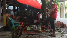 Pemilik workshop Alam Project, Alam menunjukkan sepeda multiguna atau kargo buatannya di bengkelnya di kawasan Tangerang Selatan, Sabtu (10/7/2020). Pada masa Pandemi Covid-19, pesanan sepeda kargo meningkat seiring tingginya trend sepeda tersebut di kalangan 'goweser'. (merdeka.com/Imam Buhori)