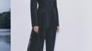 Blazer tuksedo berpotongan dada tunggal dengan
kerah satin tonal dan tirai renda asimetris dalam wol hitam dan celana berbahan wol hitam.