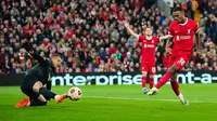 Pemain Liverpool Ryan Gravenberch (38) mencetak gol melewati kiper Union Saint-Gilloise Anthony Moris (49) pada pertandingan sepak bola Grup E Liga Europa di Anfield, Liverpool, Inggris, Kamis (5/10/2023). Liverpool menang 2-0 atas Union Saint-Gilloise. (AP Photo/Jon Super)