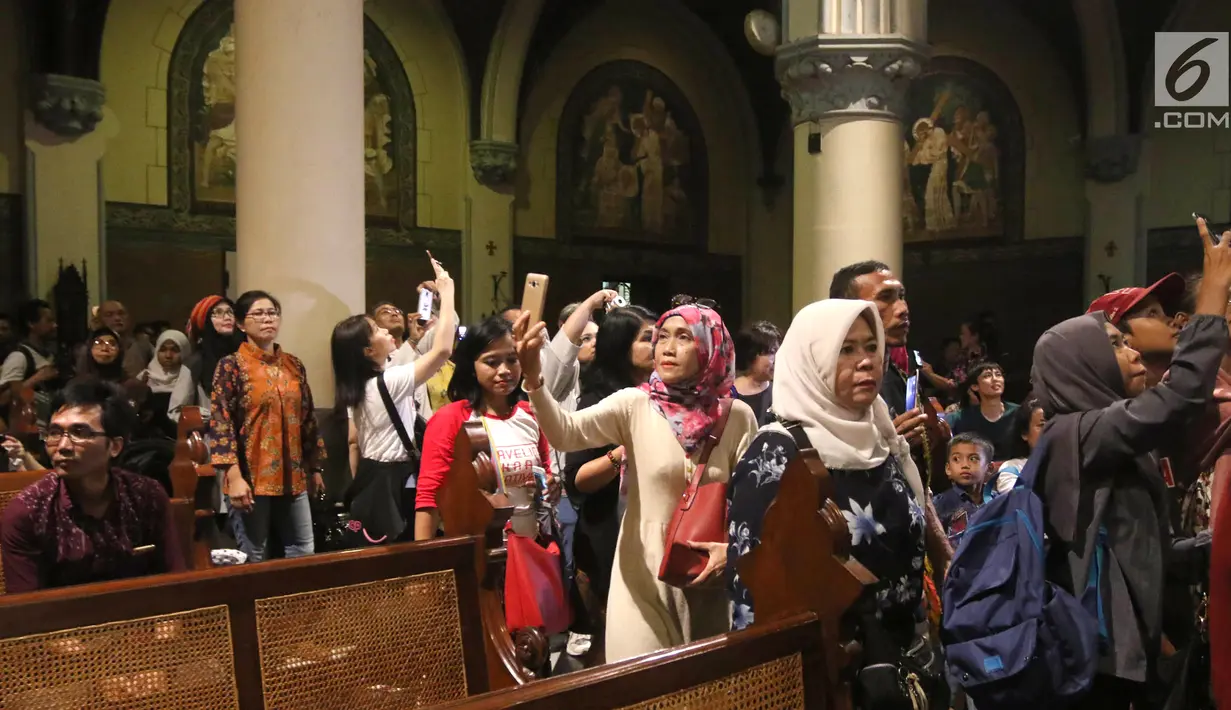 Umat muslim dari berbagai golongan mengikuti tur di Gereja Katedral, Jakarta, Jumat (1/6). Kegiatan ini mengusung tema "Menguatkan Toleransi, Persaudaraan, dan Solidaritas Kemanusiaan". (Liputan6.com/Arya Manggala)