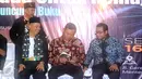 Cagub DKI Jakarta, Agus Harimurti Yudhoyono (kedua kanan) melihat buku 101 alasan memilih Mas Agus dan Mpok Sylvi saat peluncuran di Jakarta, Senin (16/1). AHY juga melakukan dialog kebangsaan bersama pendukungnya. (Liputan6.com/Helmi Fithriansyah)