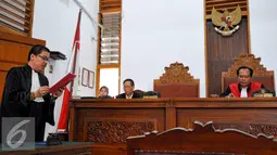 Kuasa hukum Ilham Arief Sirajudin, Jonson Panjaitan membacakan surat permohonan dalam sidang perdana di PN Jaksel, Rabu (1/7/2015). Ilham ditetapkan tersangka terkait dugaan korupsi kerjasama instalasi PDAM Makassar 2006-2012. (Liputan6.com/Yoppy Renato)