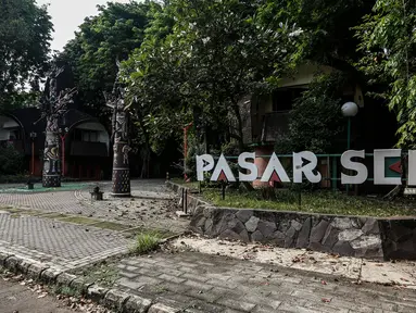 Suasana Pasar Seni Ancol, Jakarta, Selasa (10/11/2020). Pandemi Covid-19 telah mengubah berbagai aspek kehidupan manusia, termasuk dunia seni. Tempat yang dulunya selalu ramai dengan Pecinta seni ataupun wisatawan kini sepi, bahkan kios - kios didalamnya sudah tutup. (Liputan6.com/Johan Tallo)