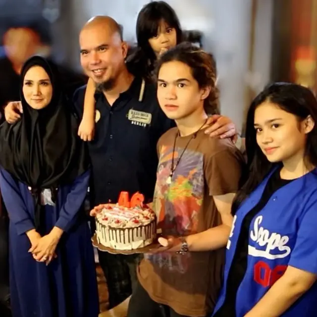 Punya Panggilan Mami, Ini 7 Potret Kebersamaan Mulan Jameela dan Dul Jaelani