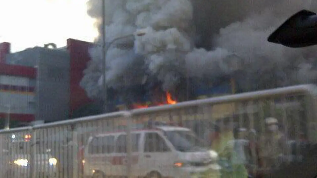 Pasar Subuh Senen Terbakar, 33 Unit Damkar Berjuang Padamkan Api