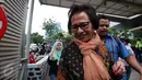 Kepala Bagian Sekretariat Komisi V DPR Prima MB Nuwa berusaha menghindar dari kejaran awak media usai diperiksa sebagai saksi di gedung KPK, Jakarta, Selasa (27/9) terkait dengan penerimaan hadiah proyek di Kementerian PUPR. (Liputan6.com/Helmi Afandi)