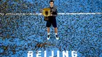 Petenis Inggris Raya, Andy Murray mengangkat trofi sebagai juara turnamen China Open setelah mengalahkan petenis Bulgaria Grigor Dimitrov, di Beijing, Minggu (9/10). Ini adalah gelar ke-40 Murray dalam karirnya di tenis profesional. (REUTERS/Stringer)