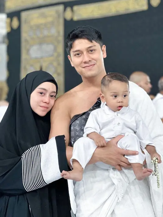 Saat ini, Billar mencoba lebih bersabar dalam menghadapi kehidupan. "Semoga Allah selalu melindungi keluarga kecil kami dari orang2 yang berniat buruk kepada kami," tulisnya di Instagram. [Instagram @rizkybillar]
