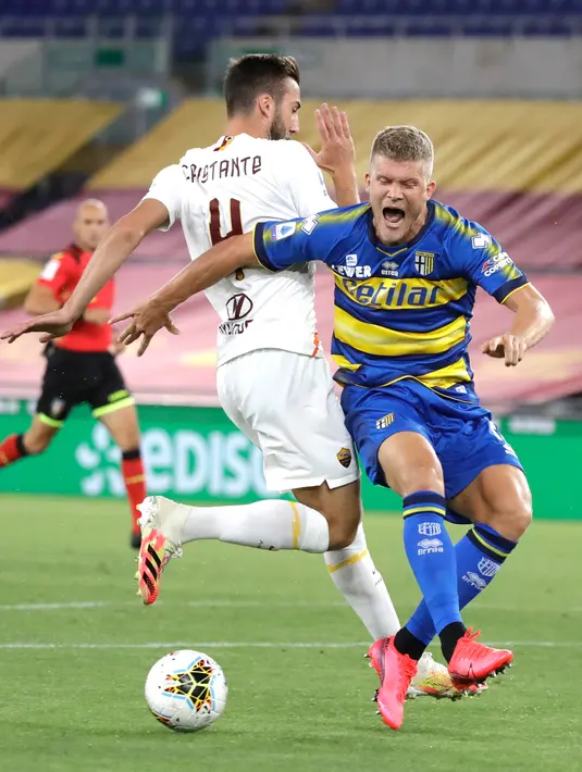 Penyerang Parma Andreas Cornelius (kanan) dilanggar oleh gelandang AS Roma, Bryan Cristante dalam laga Serie A 2019-20 giornata 31 di Stadion Olimpico, Kamis (9/7/2020) dini hari WIB. AS Roma sukses mengalahkan Parma dengan skor tipis 2-1. (AP Photo/Alessandra Tarantino)