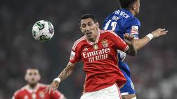 Pemain Benfica, Angel Di Maria (kiri) berebut bola dengan pemain Porto, Pepe pada laga lanjutan Liga Portugal 2023/2024 melawan Porto di Luz stadium, Lisbon, Portugal, Minggu (30/09/2023). (AFP/Patricia De Melo Moreira)