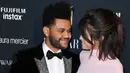 Selena Gomez dan The Weeknd menghadiri acara New York Fashion Week untuk Harper's Bazaar di New York City, 8 September 2017. Keduanya tampak mesra dan romatis, saat berada di red carpet keduanya sempat kepergok berciuman. (AFP PHOTO / ANGELA WEISS)