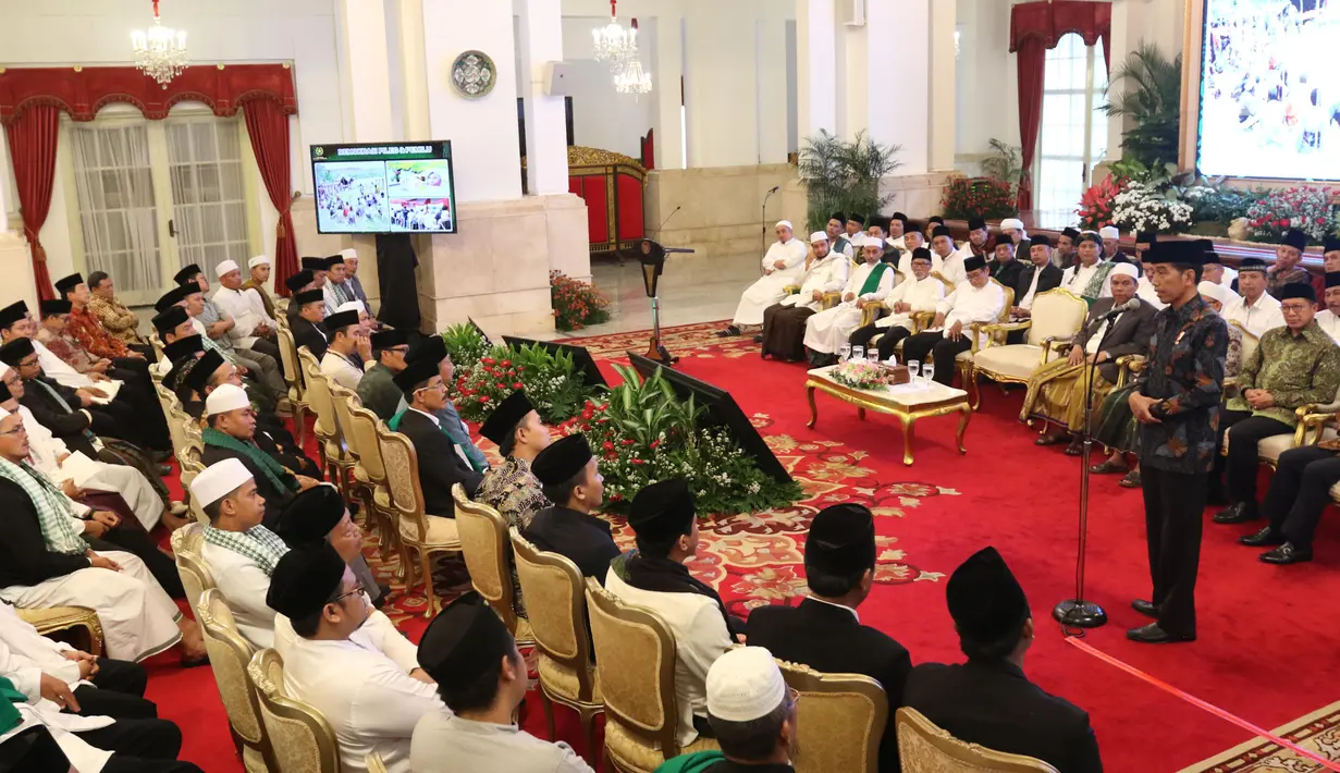 Presiden Joko Widodo memberikan sambutan di hadapan para kiai dan habib se-Jadetabek di Istana Negara, Jakarta, Kamis (7/2). Pertemuan dihadiri 400 kiai dan habib se-Jadetabek. (Liputan6.com/Angga Yuniar)