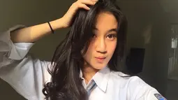 Keisya juga kerap membagikan potret selfie dengan berbagai ekspresi dan gaya. Wajah pelantun tembang 'Tak Ingin Usai' ini pancarkan kecantikan natural meski tanpa polesan makeup. (Liputan6.com/IG/@keisyalevronka)