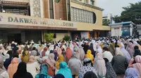 Masyarakat mengikuti Salat Idul Fitri yang digelar di Gedung Pimpinan Pusat (PP) Muhammadiyah, Menteng, Jakarta Pusat. (Liputan6.com/Winda Nelfira)