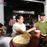 Rumah baru Raffi Ahmad dan Nagita Slavina kembali menarik perhatian. Kali ini, yang hadir disjoki Alan Walker. Selain melihat koleksi mobil dan motor, Alan Walker juga diajak kuliner makanan tradisional Indonesia. Bahkan Gigi dan Raffi mengenalkan buah durian. [Youtube/Rans Entertainment]