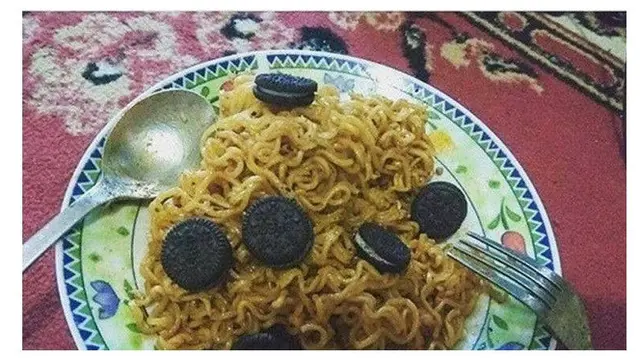 7 Cara Nyeleneh Makan Mi Goreng Ala Netizen Ini Bikin Geleng Kepala