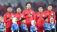 Brandon Marsel Scheunemann (tengah) bersama para pemain Timnas Indonesia U-23 menyanyikan lagu Indonesia Raya dalam laga Grup A Piala AFF U-23 2025 melawan Brunei di Stadion Utama Gelora Bung Karno (SUGBK), Senayan, Jakarta, Selasa (15/07/2025). (Bola.com/M Iqbal Ichsan)