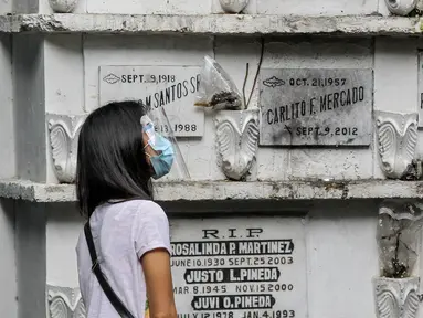 Seorang wanita mengunjungi tempat pemakaman di Manila, Filipina, 28 Oktober 2020. Pemerintah Filipina memerintahkan tempat pemakaman ditutup pada 29 Oktober-4 November demi mencegah pertemuan massal dan penyebaran COVID-19 saat peringatan Hari Arwah dan Hari Raya Orang Kudus. (Xinhua/Rouelle Umali)