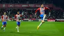 Pemain Girona Cristian Portugues melakukan selebrasi usai mencetak gol ke gawang Alaves pada pertandingan sepak bola Liga Spanyol di Stadion Montilivi, Girona, Spanyol, Senin (18/12/2023). (Pau BARRENA/AFP)