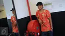 Para penggawa Garuda Muda bersantai sejenak usai melaksanakan ibadah salat Jumat di Masjid Sultan, Bugis, Singapura (5/6/2015). Gaya Manahati Lestusen saat berfoto usai santap siang di daerah Bugis, Singapura. (Liputan6.com/Helmi Fithriansyah)