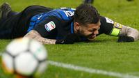 Ekspresi striker Inter Milan Mauro Icardi saat gagal membobol gawang AC Milan dalam pertandingan Liga Italia di stadion San Siro, Milan (4/4). Derby della Madonnina antara AC Milan kontra Inter Milan berakhir dengan skor 0-0. (AP Photo / Antonio Calanni)