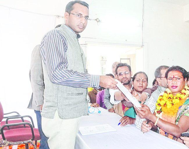 Kinnar saat menerima piagam pelantikannya | foto: copyright indiatimes.com