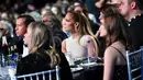Jennifer Lopez saat menghadiri Critics' Choice Awards 2020 di Barker Hangar, Santa Monica, California, Amerika Serikat, Minggu (12/1/2020). Jennifer Lopez tampil cantik dengan mengenakan gaun krem yang memperlihatkan punggung dan sampingnya. (Emma McIntyre/Getty Images/AFP)