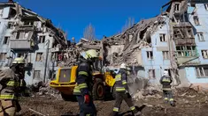 Tim penyelamat bekerja di gedung tempat tinggal berlantai lima yang hancur setelah serangan rudal di tengah invasi Rusia ke Ukraina di Zaporizhzhia pada 2 Maret 2023. Serangan Rusia di sebuah blok apartemen di kota Zaporizhzhia, Ukraina selatan telah menewaskan sedikitnya tiga orang, kata pihak berwenang setempat pada 2 Maret, saat operasi pencarian sedang berlangsung. (AFP/Katerina Klochko)