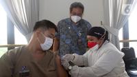 Direktur Utama Siloam Hospitals Lippo Village, dr. Jeffry Oeswadi meninjau vaksinasi booster dari Moderna untuk Tenaga Kesehatan Siloam Hospitals, Tangerang, Rabu (11/8/2021). Vaksinasi dosis ketiga diikuti 500 nakes. (Liputan6.com/HO/Firdi)