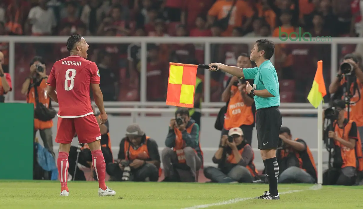 Addison Oliveira (kiri) memprotes wasit saat melawan Song Lam Nghe An FC pada laga Piala AFC 2018 di Stadion Utama GBK, Senayan, Jakarta, (13/3/2018). Persija Jakarta menang 1-0. (Bola.com/Nick Hanoatubun)