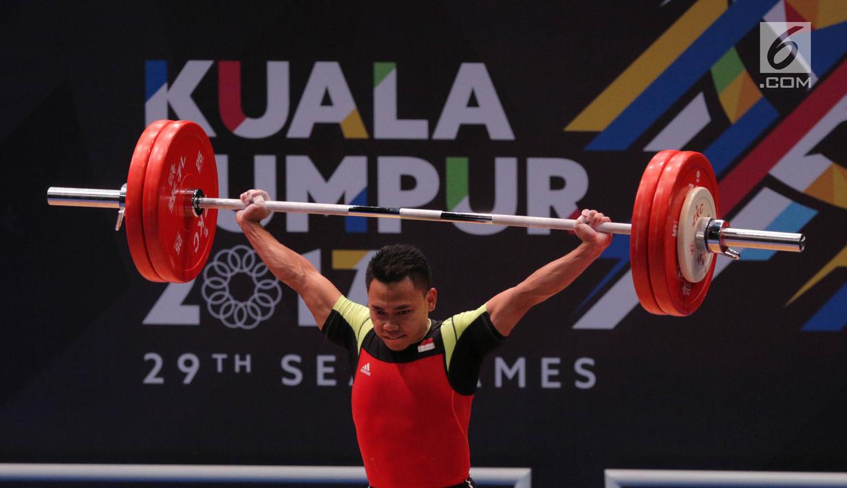 Lifter Indonesia Eko Yuli Irawan saat berlaga dalam cabang angkat besi putra nomor 62 kg SEA Games 2017 Kuala Lumpur, Malaysia, Senin (28/8). Eko Yuli kalah bersaing dengan lifter Vietnam, Trịnh Văn Vinh. (Liputan6.com/Faizal Fanani)