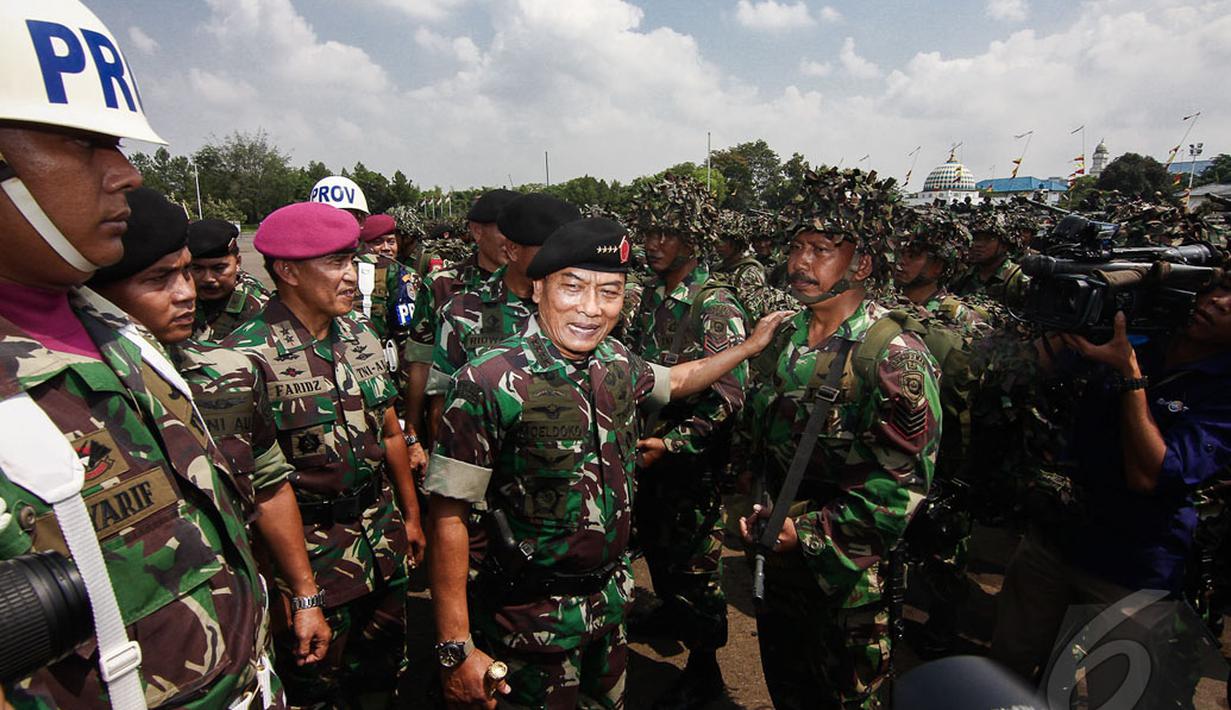 Panglima TNI Jenderal TNI Moeldoko menyapa prajurit yang ikut apel kesiapsiagaan di Lapangan Bhumi Marinir Cilandak,  Jakarta, Jumat (2/5/2014) (Liputan6.com/Faizal Fanani).