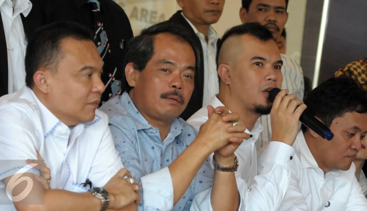 Ahmad Dhani memberikan keterangan pers saat mendeklarasikan Tim Advokasi Jakarta Bergerak dengan sejumlah pengacara, Jakarta, Rabu (30/3/2016). Mereka menginginkan Pilkada DKI tidak diwarnai kecurangan (Liputan6.com/Helmi Afandi)