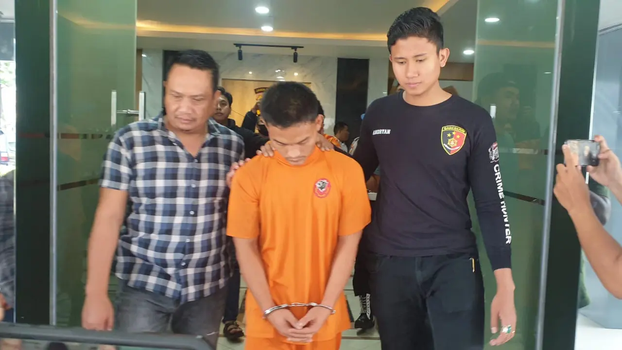 Para pelaku pengeroyokan anggota polres Garut tengah digiring sebelum rilis kasus di Mapolres Garut, Jawa Barat. (Liputan6.com/Jayadi Supriadin)