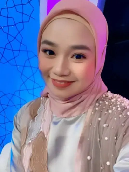 Tampil memakai hijab merah muda serta makeup natural, penyanyi dangdut asal Pontianak tersebut disebut kian cantik. Banyak penggemar yang memuji penampilannya itu. (Liputan6.com/IG/@da4_aulia)