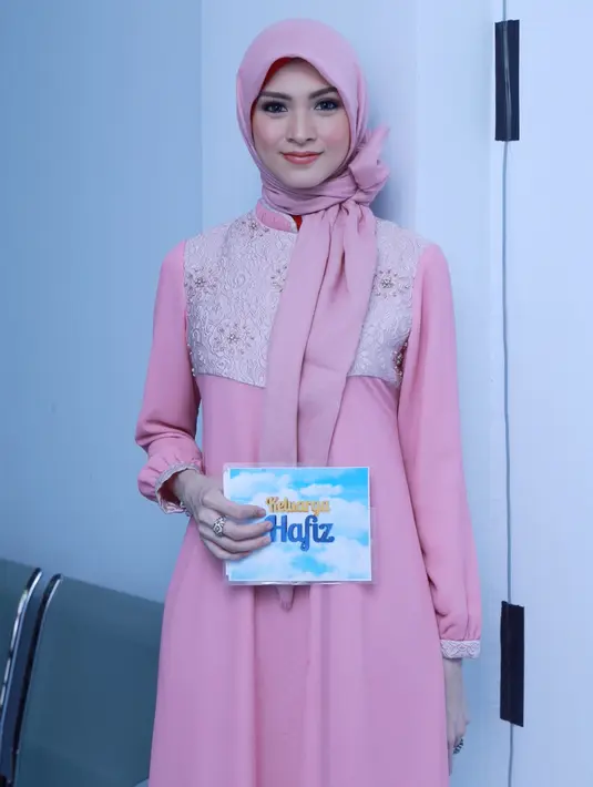 "Mungkin banyak yang mengandung air supaya tetap lancar ASI-nya. Terus mikir memerah (ASI) di waktu yang tepat. Puasa itu kan bukan ga makan sama sekali. Cuma mundurin waktu makan," ujarnya. (Galih W. Satria/Bintang.com)