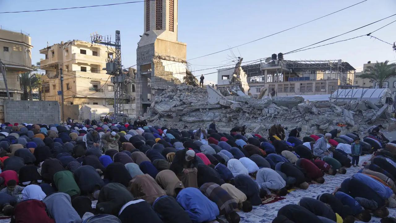 Warga Palestina Salat Idul Fitri di Deir al-Balah, Gaza. (AP)