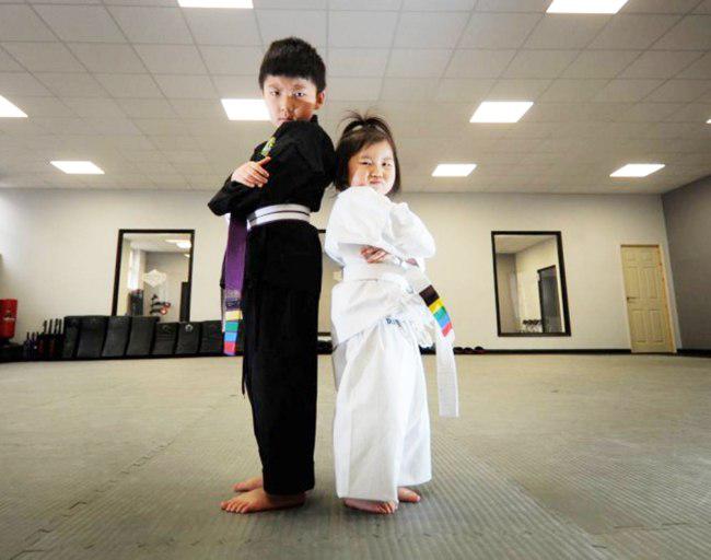 Sophie, terinspirasi untuk berlatih karate karena kakaknya, Harry | foto: copyright metro.co.uk