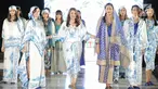 Sejumlah model memeragakan busana rancangan desainer Ghea Panggabean dalam acara budaya perempuan Supreme Indonesia di Silang Monas, Jakarta, Selasa (31/7). Sebanyak 25 koleksi rancangan Ghea ditampilkan dalam acara tersebut. (Liputan6.com/Faizal Fanani)