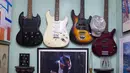 Gitar dan poster yang menjadi barang koleksi di galeri “Treasure in the Trash”, New York, 27 Februari 2016. Koleksi di museum sampah yang didirikan mantan pekerja sanitasi New York, Nelson Molina, sepenuhnya terdiri dari barang buangan (Don Emmert/AFP)