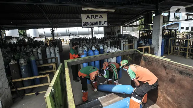 Aksi Petugas Berjibaku Demi Distribusikan Oksigen ke RS Covid-19